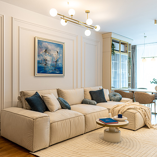 Eleganță luminoasă și accente soft luxury într-un interior contemporan
