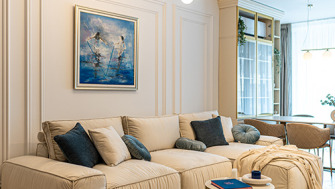 Eleganță luminoasă și accente soft luxury într-un interior contemporan