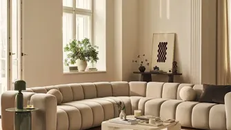 Tendințele verii în designul interior: naturalețe, lumină și confort relaxat