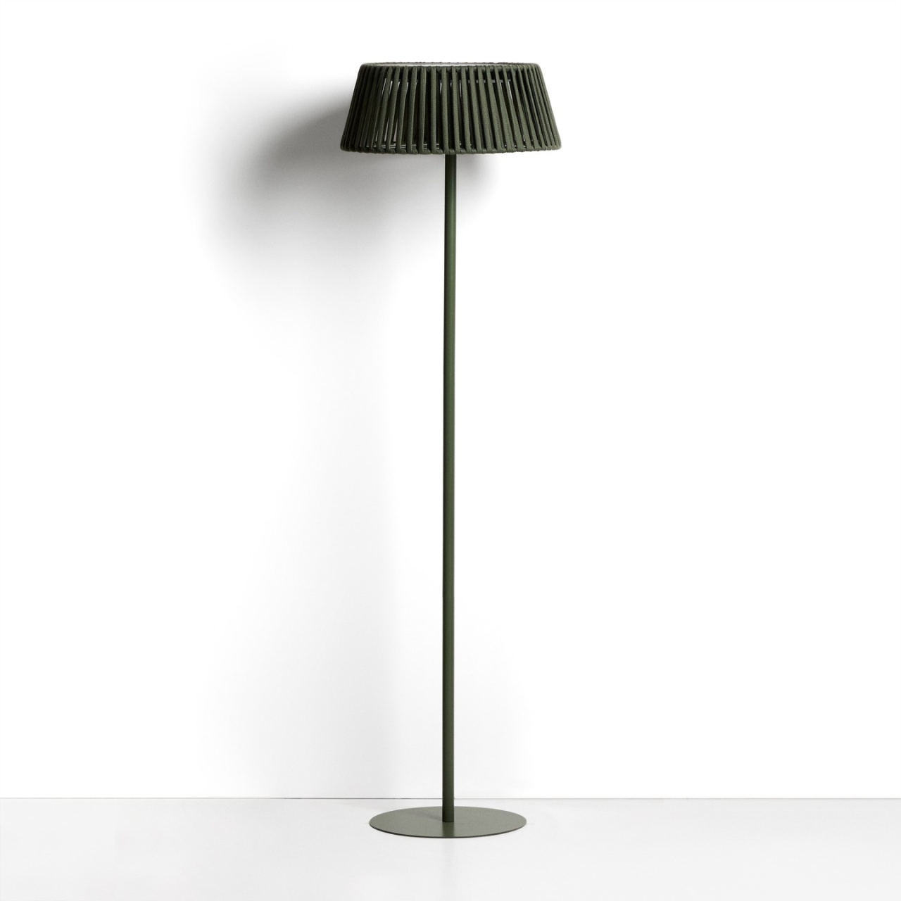 kave taburetes Lampadar solar pentru exterior verde din metal 160 cm Aldet Kave Home