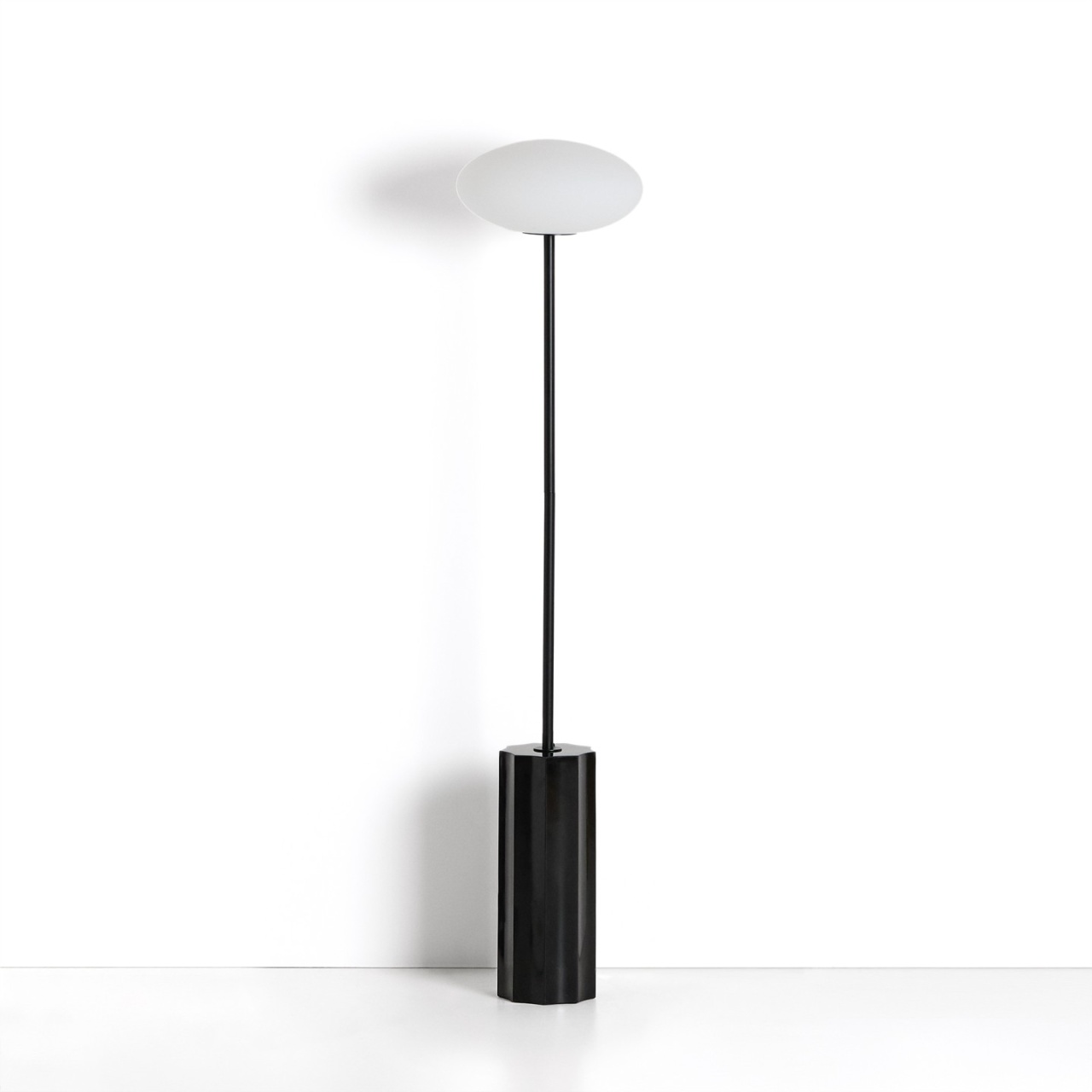 marmura granit travertin.preturi de fabrica Lampadar alba/neagra din marmura 120 cm Idela Kave Home