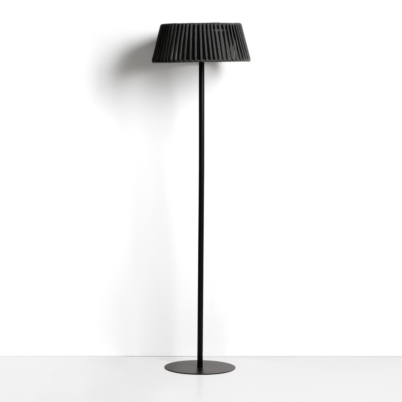 kave taburetes Lampadar solar pentru exterior neagra din metal 160 cm Aldet Kave Home