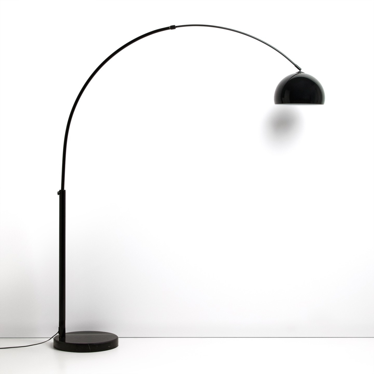 lit electrique 160 Lampadar negru din metal 160 cm Madali Kave Home