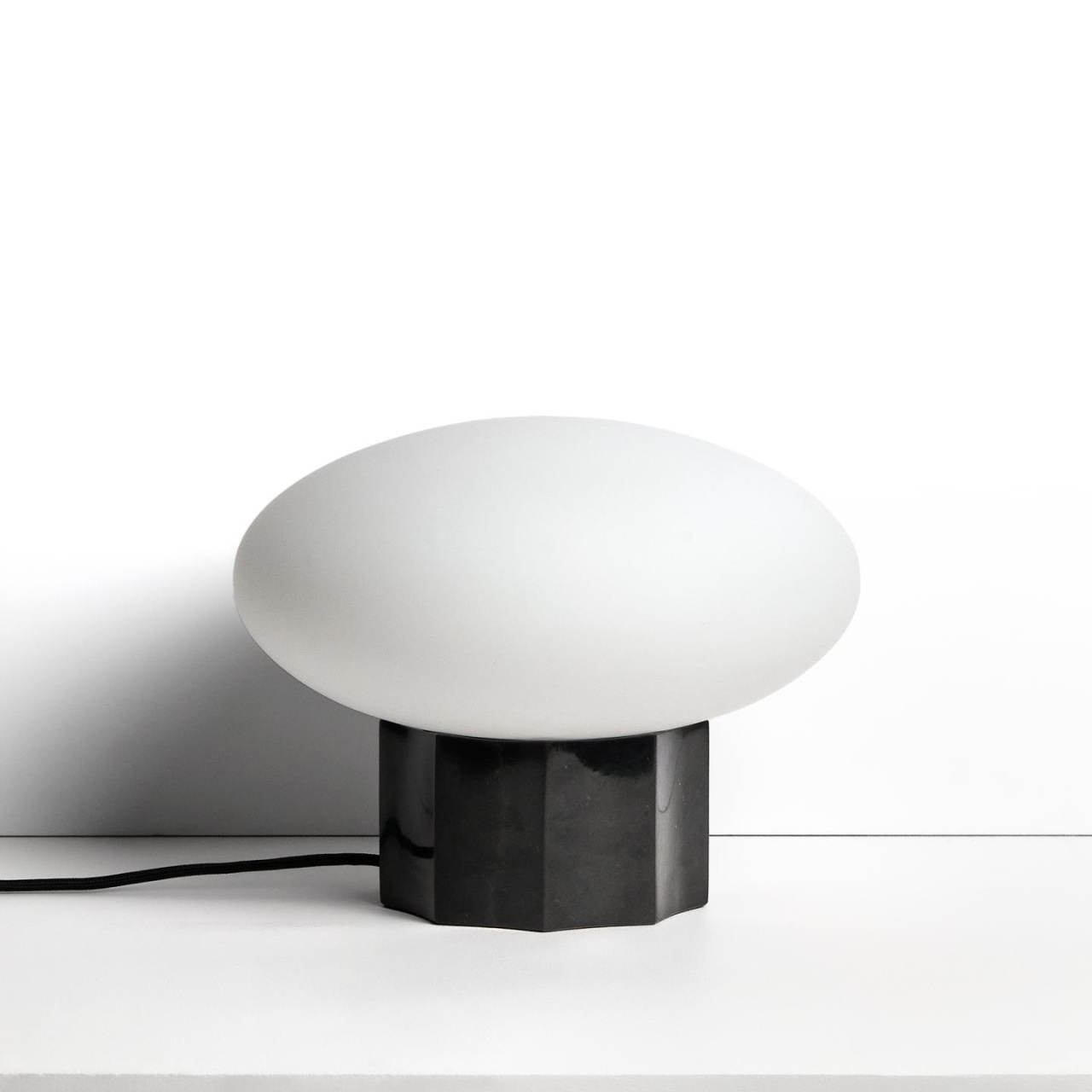 marmura granit travertin.preturi de fabrica Veioza alba/neagra din marmura 20 cm Idela Large Kave Home