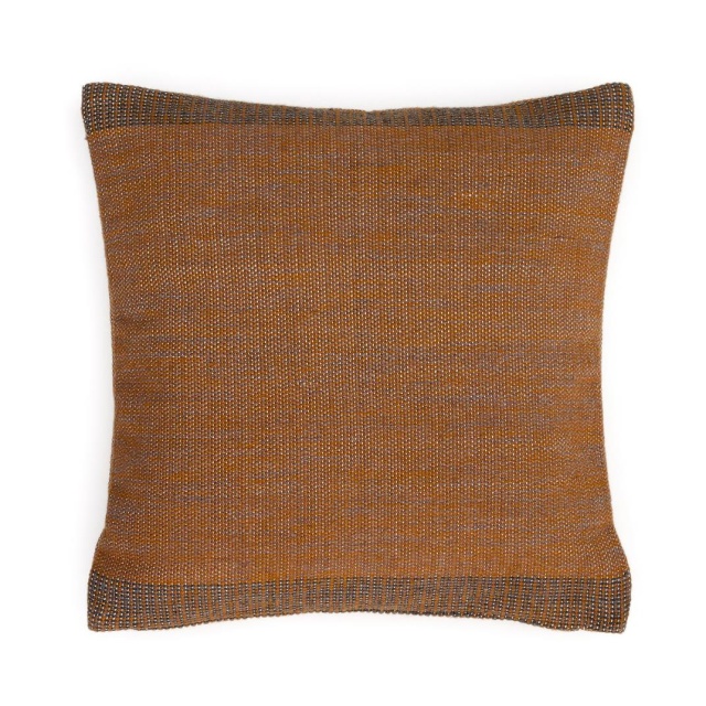 Fata de perna exterior portocalie din fibre sintetice 45x45 cm Delnar Kave Home
