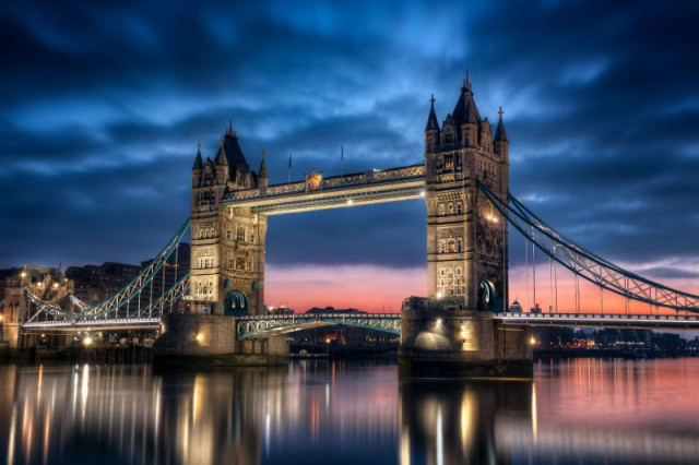 Tapet multicolor din hartie Tower Bridge Rebel Walls