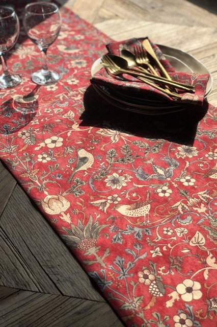 Traversa de masa rosie din fibre sintetice 45x150 cm Claret The Home Collection