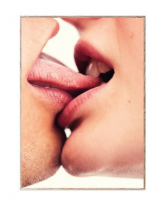 Tablou multicolor cu rama din lemn The Kiss I Paper Collective