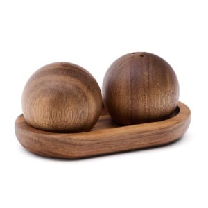 Set solnita si pipernita cu suport maro din lemn Nukha Kave Home