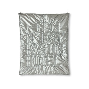 Decoratiune de perete argintie din fibre sintetice 100x120 cm Ceci n'est pas un hôtel HKliving