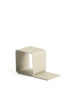 Suport pentru carti bej din metal Mistra Square Kave Home