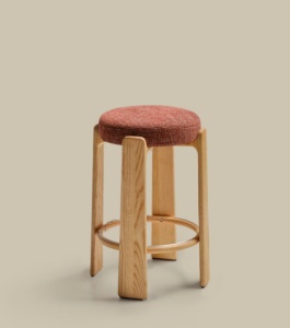 Scaun bar maro teracota din textil Granite Oak Tall FR Kave Home