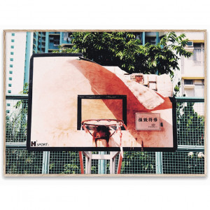 Tablou multicolor cu rama din lemn 30x40 cm Cities of Basketball 06 (Hong Kong) Paper Collective